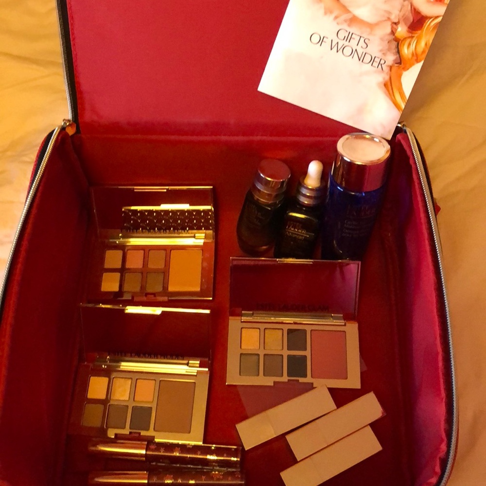 Estée Lauder Gifts of Wonder set w/case!!!